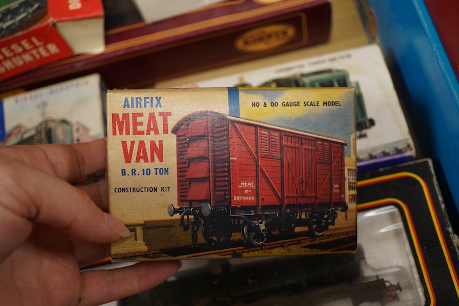 A quantity of 00 gauge model railway by Tri-ang, Mainline, Dapol, Bachmann, GMR, Hornby Dublo, etc. including; a Tri-ang American outline Davy Crockett train set (RS.37), nine steam and diesel locomotives, together with